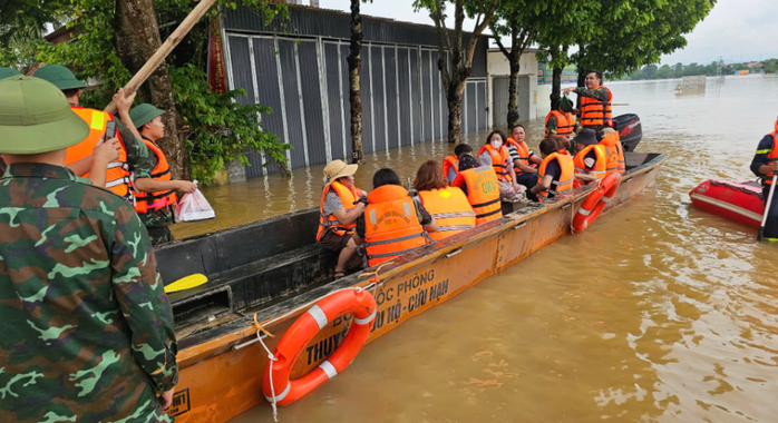 Gần 1,5 tỉ đồng cứu trợ người dân miền Trung sau bão số 5
