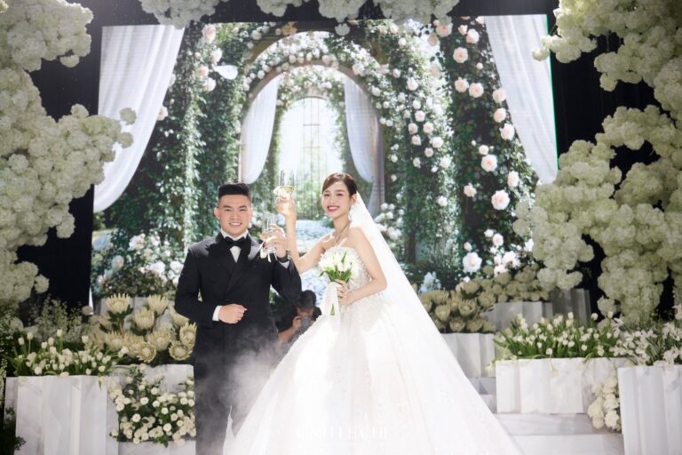 Bốn trang phục cưới tôn dáng trong ngày vui của Hoa hậu Đỗ Thị Hà