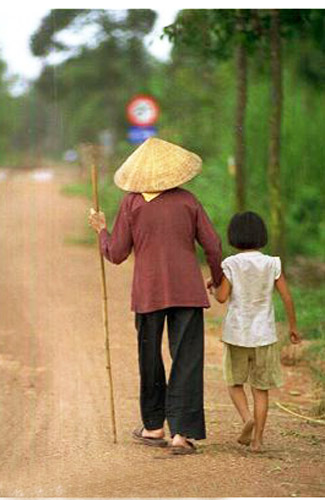 Cúi xuống để thấy thương
