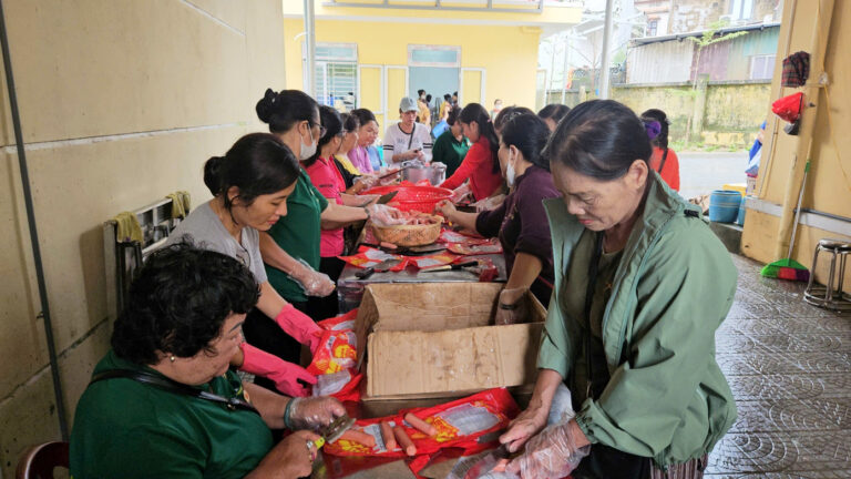 Bếp 0 đồng giữa mưa lũ ở Huế: lửa ấm từ gian bếp học đường