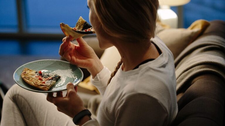 Ăn tối sát giờ ngủ: thói quen nhỏ, hệ lụy không nhỏ