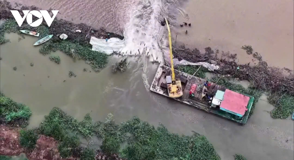 vỡ đê ở Đồng tháp, hàng trăm ha lúa chìm trong biển nước hình ảnh 1 vo de o Dong thap, hang tram ha lua chim trong bien nuoc hinh anh 1