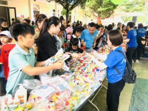 “Hội chợ 0 đồng – Hơi ấm đầu đông” đến với học sinh Noong Hẻo