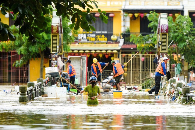 Gượng dậy sau cơn lũ lịch sử - Ảnh 4.