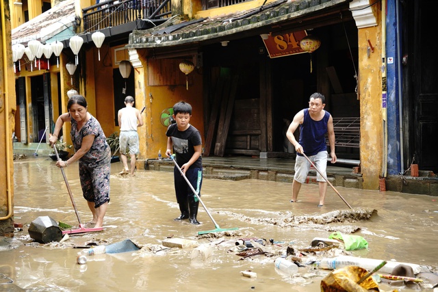 Gượng dậy sau cơn lũ lịch sử - Ảnh 2.