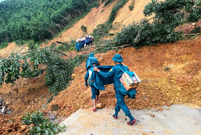 Gượng dậy sau cơn lũ lịch sử - Ảnh 1.