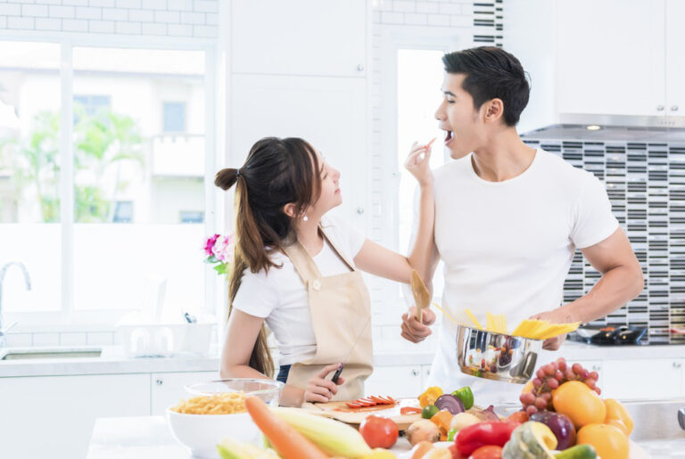 Vợ chồng học cách “yêu lại” mỗi ngày để giữ lửa hôn nhân