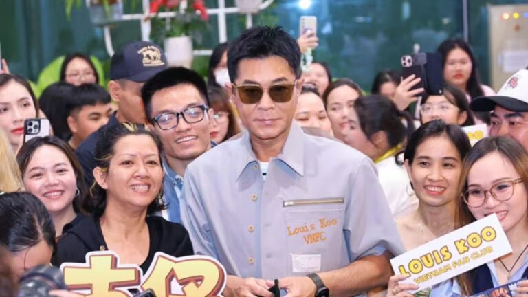 Hai ngôi sao Hong Kong đến TP.HCM: Hồng Kim Bảo xuất hiện trên xe lăn, Cổ Thiên Lạc khiến sảnh đến chật kín người hâm mộ