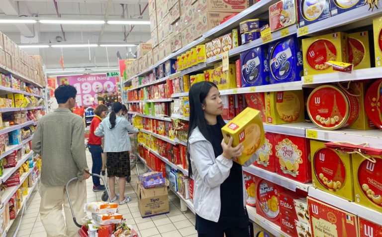 Hàng Tết 2026 dần phủ kín kệ hàng tại TP HCM