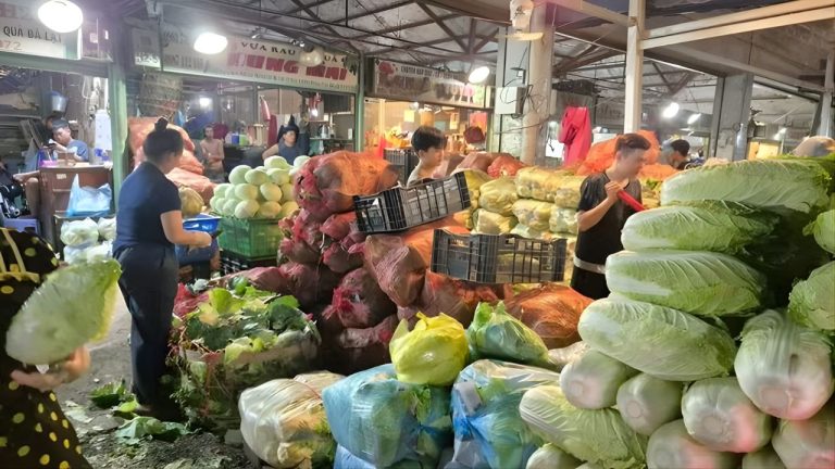 Giá rau, trái cây ở chợ đầu mối bắt đầu hạ nhiệt