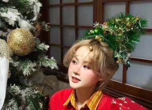 Trend buộc tóc cây thông Noel gây sốt mùa Giáng sinh 2025