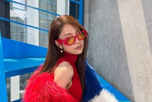 Khánh Vy gây chú ý với loạt ảnh phong cách lạ