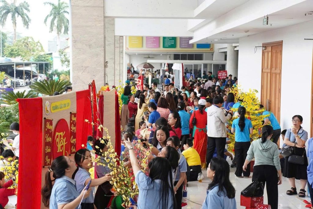 Đảng ủy - Hội đồng nhân dân - Ủy ban nhân dân - Ủy ban Mặt trận Tổ quốc Việt Nam phường Diên Hồng tổ chức ngày hội “Xuân Đoàn kết - Tết nghĩa tình” và chương trình chăm lo an sinh xã hội Diên Hồng Sắc xuân niềm tin.