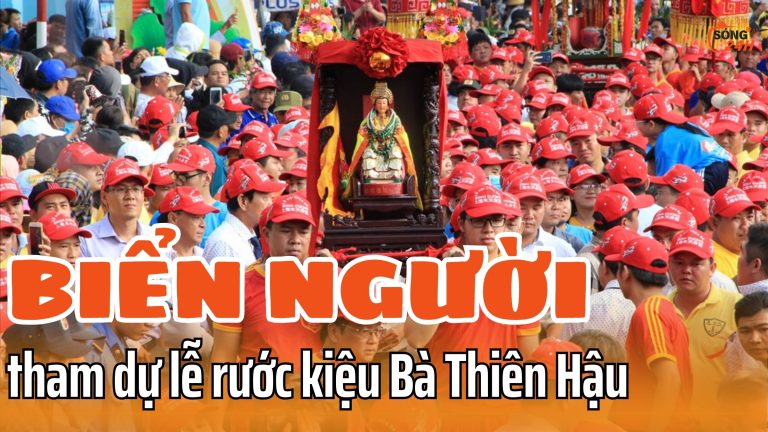 Đông đảo người tham dự lễ rước kiệu Bà Thiên Hậu