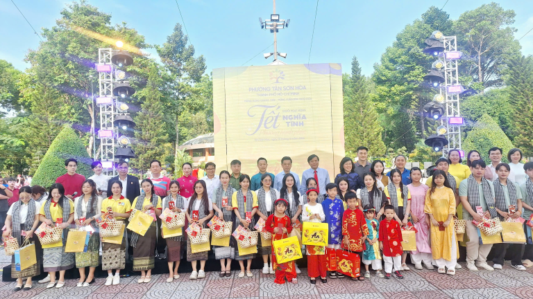 Tết nghĩa tình – Phường hạnh phúc Tân Sơn Hòa chung tay giữ vững an ninh trật tự