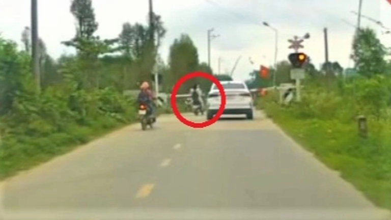 Thót Tim Cảnh Hai Nữ Sinh Băng Qua Đường Ray Khi Tàu Hỏa Đang Lao Tới