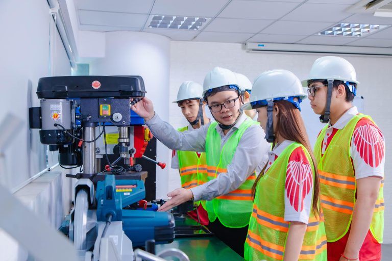 Trường Đại học Quốc tế Hồng Bàng đào tạo nhân lực liên ngành trong kỷ nguyên nhà máy thông minh